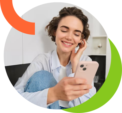 Una mujer feliz viendo su celular